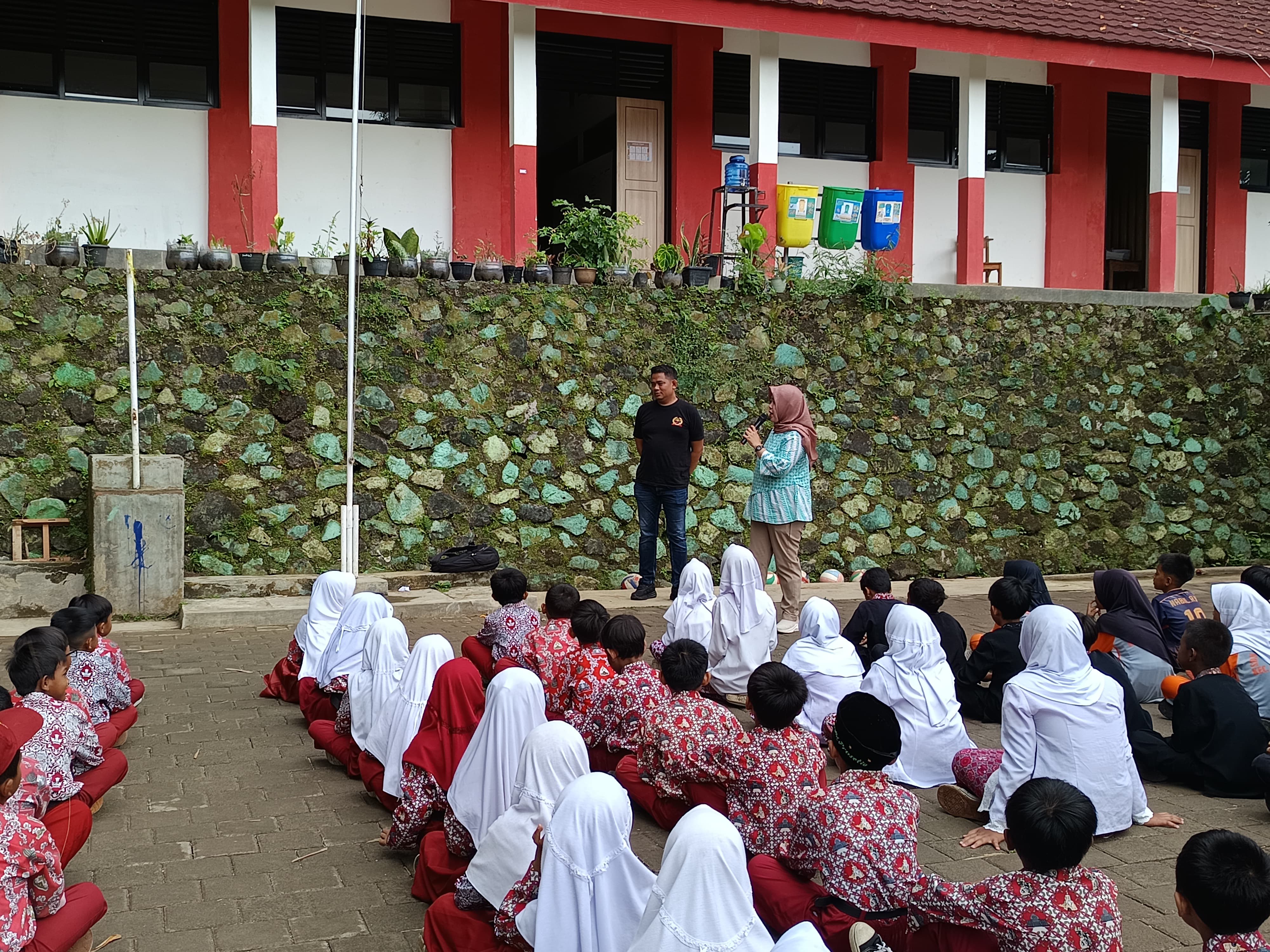 Pembinaan dari Bank Sampah Cadas Karya Disposal 