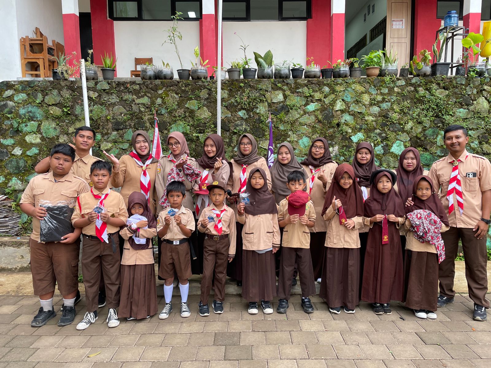 Pembagian seragam bagi siswa SDN Malangbong 